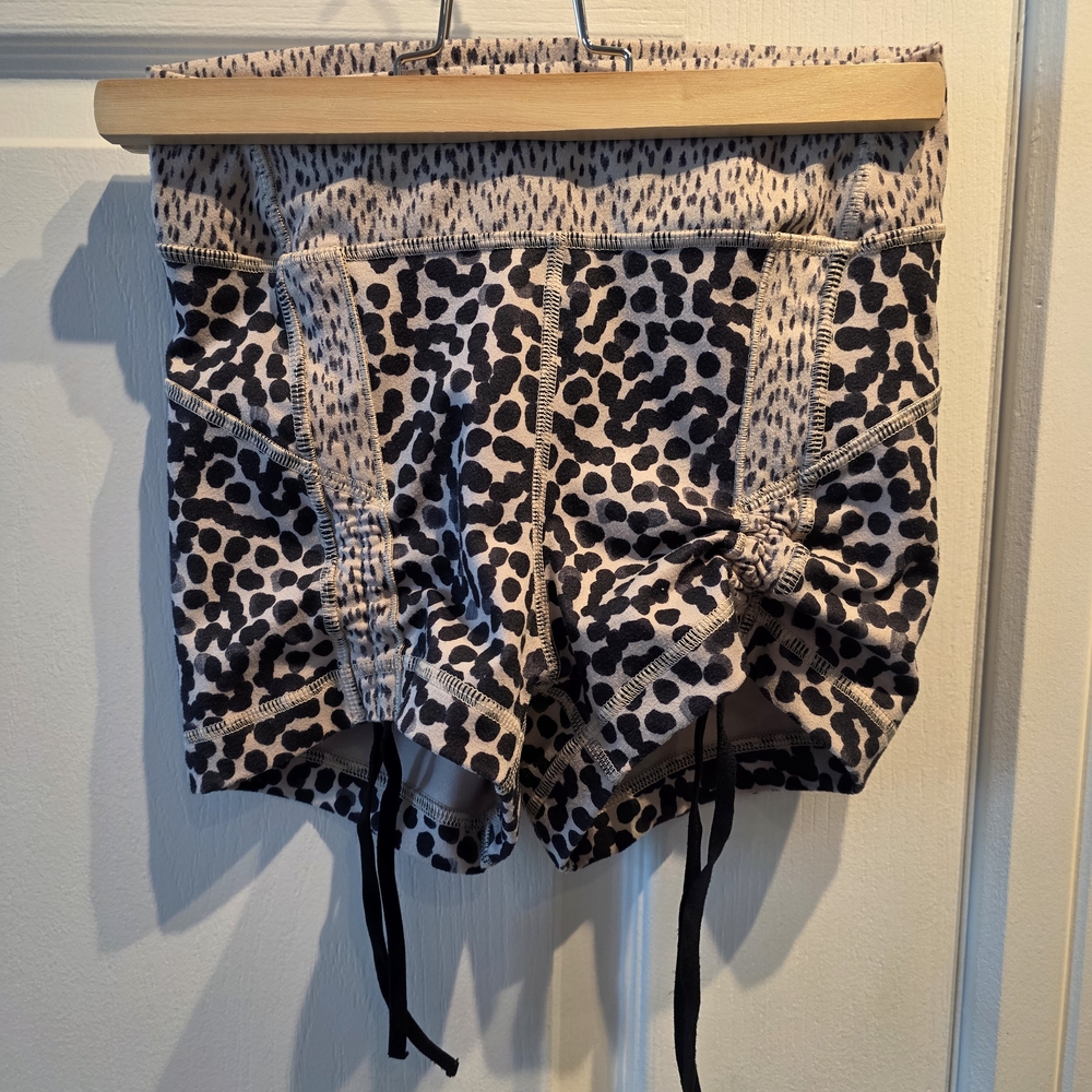 Lululemon Athletica Beige Patterned Shorts - Picture 2 of 5